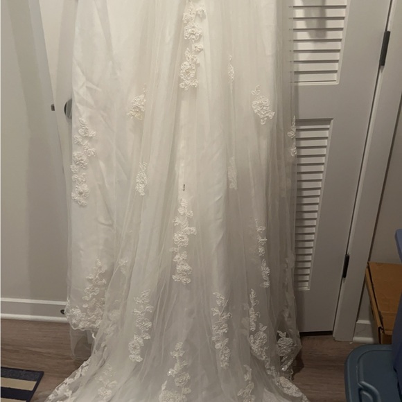Bridal Originals Wedding Gown Size 20 w/Veil and Undergarments. Never worn. - Picture 8 of 14